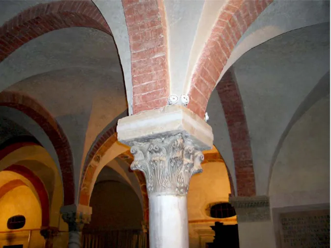 Figura 6. Un intervento leggero, reversibile e distinguibile di cerchiatura in fibra di carbonio su di un capitello della cripta del  Duomo di Parma (foto Arché Restauri).