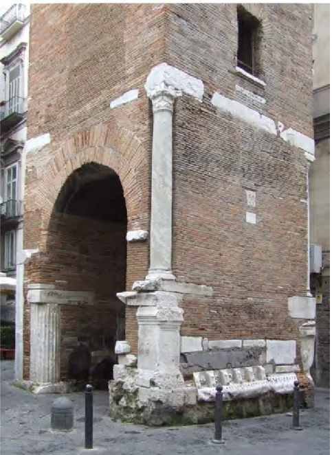 Figura 11. Campanile di Santa  Maria Maggiore a Napoli in  cui sono visibili gli elementi di  spoglio inseriti nel basamento  (foto B
