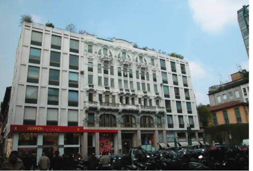 Figura 15. Prospetto  dell’edificio di piazza del  Liberty, con al centro  la facciata ricomposta  dell’albergo Corso oggi  (foto S
