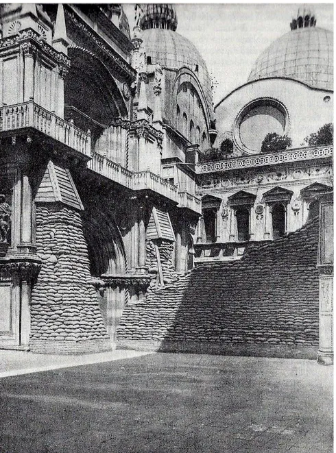 Figura 6. Venezia, opere di  protezione al Palazzo Ducale  (da Ojetti 1917, p. 64). 