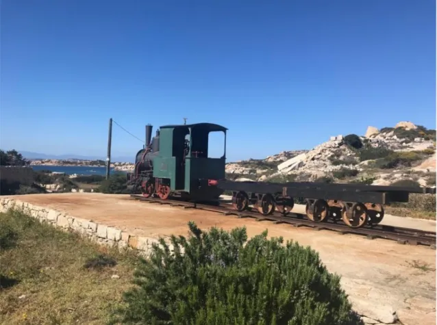 Figura 14. Tren en la cantera Cala Francese, isla de La Maddalena (Foto Mossa) 