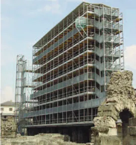 Fig. 10 - Roberto Rosset, Struttura aperta al pubblico a sup- sup-porto  del  restauro  conservativo  della  facciata  del  Teatro Romano di Aosta, 2001 – 2009.