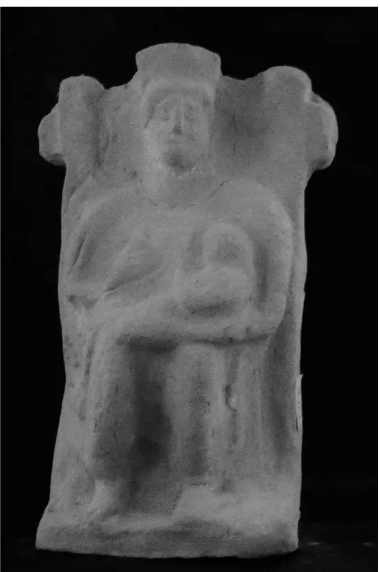 Fig. 2. Figurina femminile assisa con bambino, tipo XIX (foto autore su concessione del  Museo Provinciale Campano)