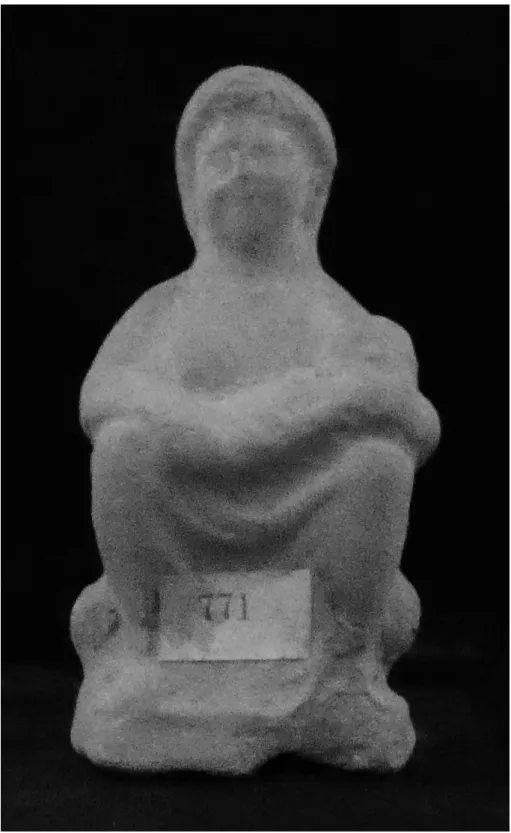 Fig. 4. Figurina femminile assisa con bambino, tipo XIV (foto autore su concessione del  Museo Provinciale Campano)