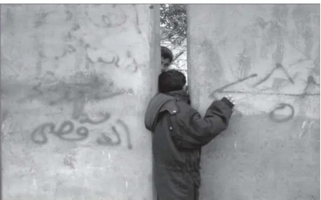 Fig.  1  A  destra  il  simbolo  del  Fronte  popolare.  A  sinistra  c'è  scritto:  “i  martiri  di  Al-Aqsa”,  che  è  un  riferimento ai palestinesi uccisi durante l’inizio della seconda Intifada nel 2000