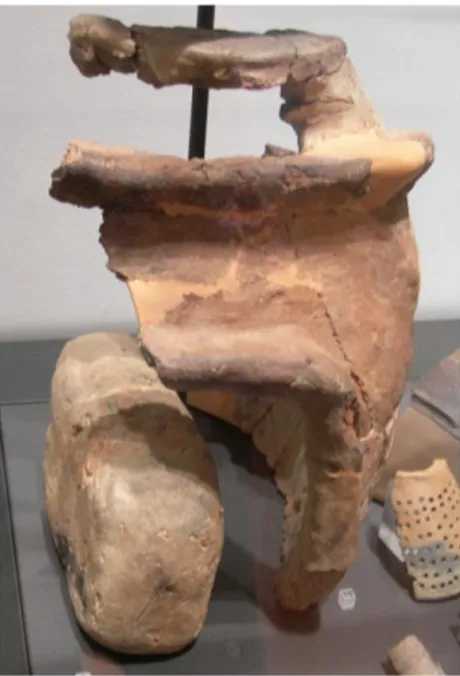 Fig. 8. Alare (CHI 1) e fornello da Chiusi, I Forti  (Museo Archeologico     Nazionale di Chiusi, foto autore) (su concessione del Ministero per i beni e  le attività culturali e per il turismo-Direzione regionale Musei della  Toscana-Firenze, autorizzazio