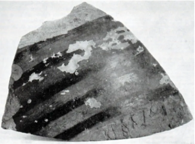 Fig. 9b. Graffito greco su olpe corinzia, da Roma, Necropoli dell’E- dell’E-squilino, tomba 125, particolare con il frammento prima del restauro