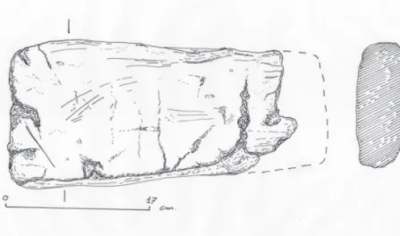 Fig. 12. Settore meridionale del santuario di Pyrgi: ceppo in piombo  rinvenuto nell’altare λ (disegno di Filippo Avilia).