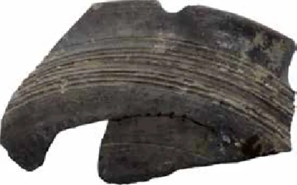 Fig.  9. Coppa frammentaria in ceramica monocroma grigia con gruppo di solcature  (Cultura del Finocchito).