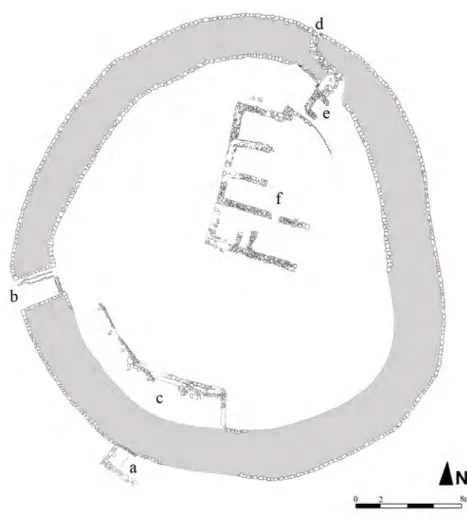 Fig. 4 – Poggio Civitella, terzo livello difensivo. Pianta semplificata della cerchia muraria  e delle principali strutture emerse sulla sommità: a) “Sacellum” (metà V sec