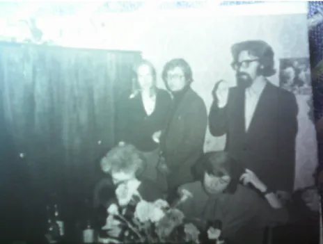 Fig. 1. Kirill Butyrin (a destra) durante la serata di congedo dall’Urss dell’esiliata Tat’jana  Goričeva, 1980
