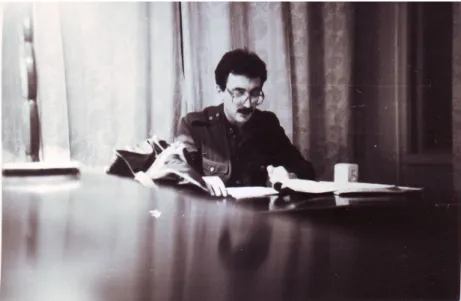 Fig. 4. Timur Kabirov legge le sue poesie a casa di D. Volček, 1985. Foto di M. Talalay,  inedita