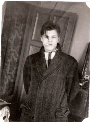 Fig.  1.  Il  «neofuturista»  Aleksandr  Kondratov  nel  1955.  Foto  donata  alla  redazione  da  Valerij Sažin.