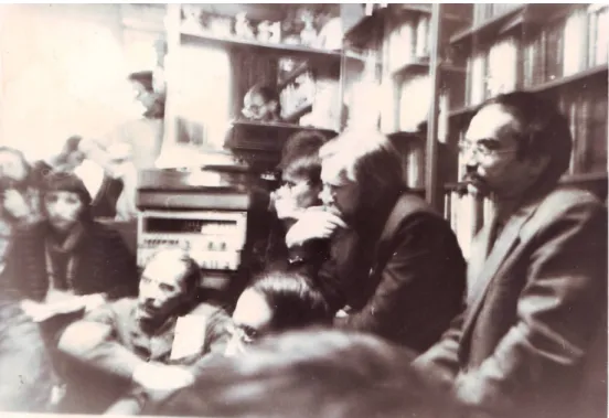 Fig. 5. Sergej Stratanovskij (primo piano), accanto Julij Rybakov e Boris Ivanov (seduto a  terra) durante l’incontro degli attivisti del Samizdat a casa di Michail Talalay, 1987