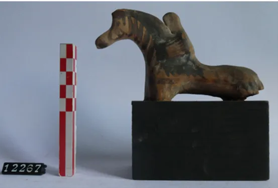 Fig.  4.  Statuetta  in  terracotta  di  cavallino  con  cavaliere  (n°  inv.  12267)