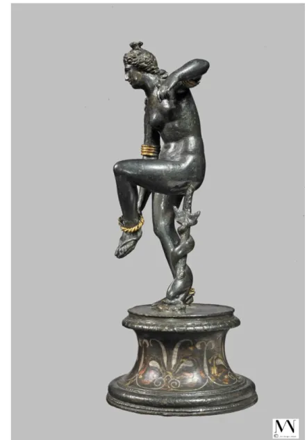 Fig. 4. Venere che si slaccia il sandalo, lato sx. Da Ercolano. Napoli,  Museo  Archeologico  Nazionale  inv