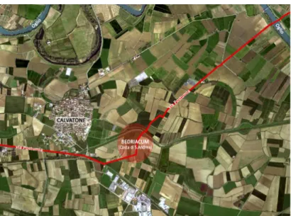 Fig. 1. Fotografia satellitare del territorio di Calvatone (CR): in  rosso  il  tracciato  della  via  Postumia  e  l’area  dell’antico  vicus  di  Bedriacum (Archivio UniMI).