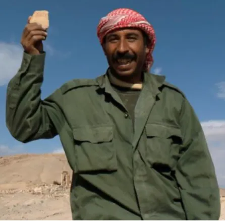 Fig. 8. Khaled, le découvreur du  tesson 4420001 (Palmyre, le 14  novembre 2010). 