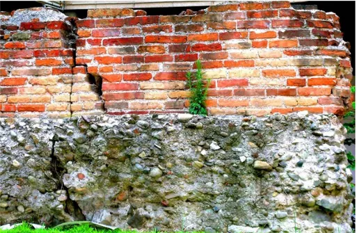 Fig. 1. Muratura in ciottoli che supporta una muratura in laterizio   (Terme Erculee, lacerto riposizionato in Largo Corsia dei Servi)
