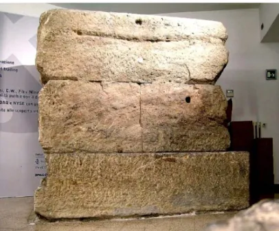 Fig. 3. Pilastro del Teatro costituito da grandi conci di Ceppo   (sotterraneo di un edificio di via San Vittore al Teatro)