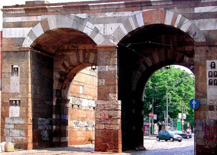 Fig. 5. Concio di Trachite euganea riutilizzato  come chiave di volta, fornice destra, Archi di  Porta Nuova, fronte su via Manzoni.