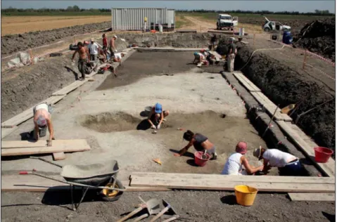 Fig. 2. Immagine del cantiere in piena attività; il terreno chiaro corrisponde  al dosso artificiale