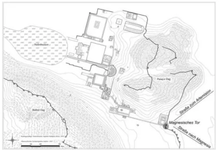 Fig. 9: Efeso, pianta con indicazione della Porta di Magnesia e delle principali strade che  confluivano in quel punto (da S OKOLICEK  2009a, p