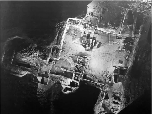 Fig. 10: Efeso, Porta di Magnesia. Foto aerea notturna (da S OKOLICEK  2009a, p. 326 - Copyright ÖAI).