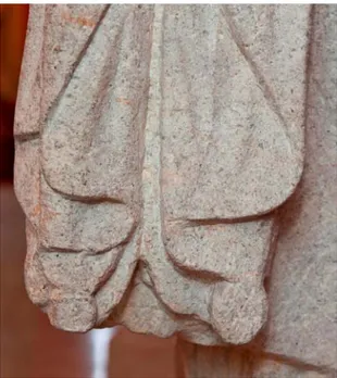 Fig. 18. Aquileia, Museo Archeologico Nazionale. Statua panneggiata n. 4. Dettaglio dei pesi del mantello.