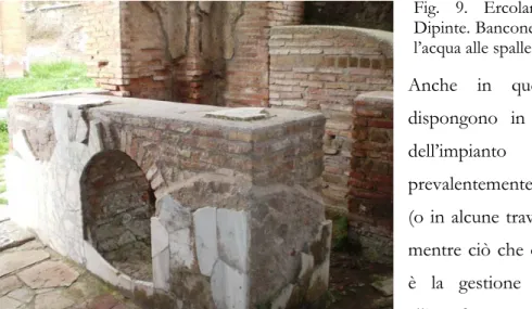 Fig. 9. Ercolano, insula-hospitium delle Volte  Dipinte. Bancone rivestito in marmo e cisterna per  l’acqua alle spalle