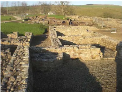 Fig. 11. Vindolanda: cucina con focolare. A sinistra si  intravede il locale adibito alla produzione di birra