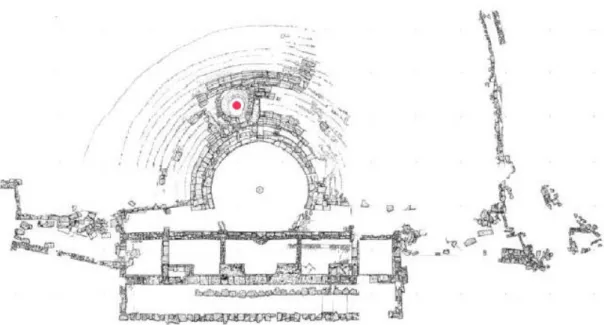 Fig. 11. Rilievo della grande calcara (punto rosso) costruita sulle gradinate della cavea del teatro di Aptera   (per gentile cortesia di Nektarios Mavromatakis)