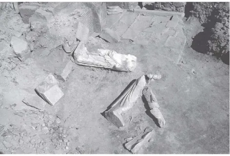 Fig. 7. Frammenti statuari provenienti dal teatro del Pythion   (da  B ONETTO  - G HEDINI  - A LII  2005, fig