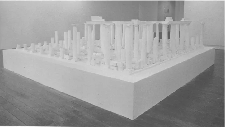 Fig. 11. Tempio dalle 100 colonne, 1980. Costruzione in gesso, m 3 x 3. Montreal, collezione Musée d’Art  Contemporain