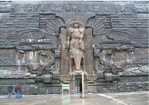 Fig. 2: L’ingresso del monumento, sovrastato dalla scritta Gott mit uns. 
