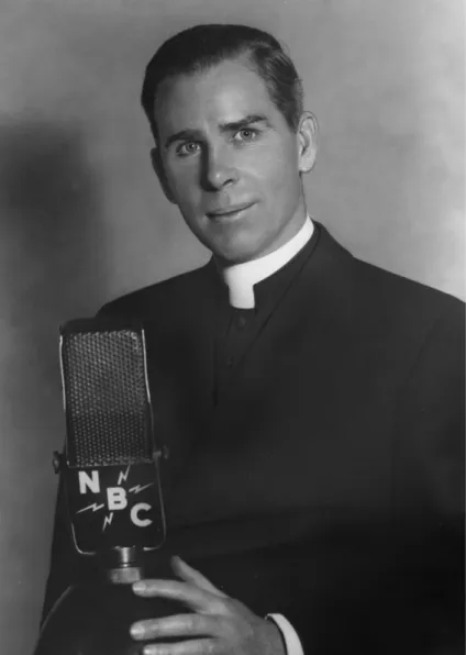 Fig. 5 – Fulton John Sheen  ai microfoni della NBC ai tempi della trasmissione  radiofonica “The Catholic Hour”.