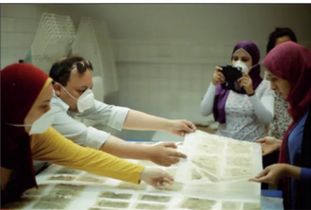 Figura 3 – Un gruppo di lavoro esegue il lavaggio di un libro e documenta le fasi di lavoro