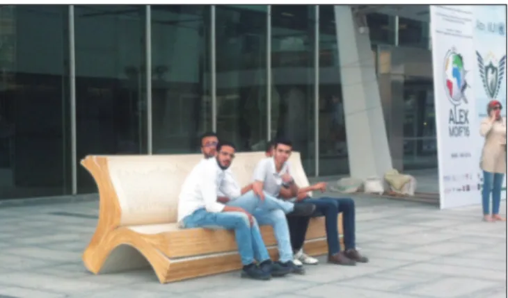 Figura 4 – Giovani nel piazzale antistante la Bibliotheca Alexandrina