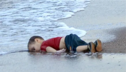 Fig.  3.  Alan  Kurdi,  ©  &lt;https://www.globalist.it/world/2016/05/08/l-or  rore-del-bambino-siriano-affogato-la-foto-scuote-il-mondo-78049.html&gt;
