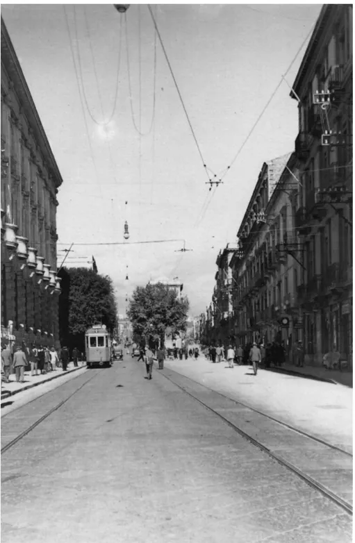 Fig. 2. Via Etnea (1935), con pochi pedoni e il tram, in una giornata di primavera (Foto  di G