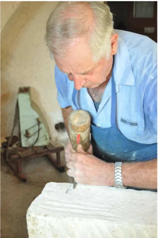 Fig. 7. Specialisti in lavori tradizionali come lo scalpellino mostrano i loro strumenti di lavoro  e competenze agli studenti durante le interviste