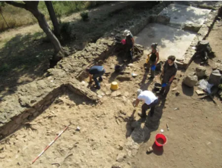 Fig. 5. Studenti impegnati nello scavo del settore residenziale della villa (foto Carlo Baione)