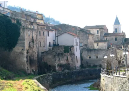 Fig. 7. Pescina. Edifici lungo la riva del fiume Giovenco (foto novembre 2016)