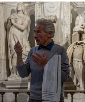 Fig. 10. Pinuccio Sciola durante l’incontro “La voce della pietra. Il Mosè di Michelangelo e le  Pietre Sonore di Sciola”, Roma, San Pietro in Vincoli, aprile 2016 (foto Aurelio Candido)