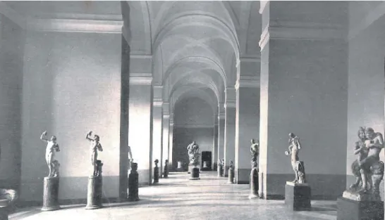 Fig. 3. Napoli, Museo Archeologico Nazionale, Galleria del Toro e dell’Ercole Farnese  (Maiuri 1935, p