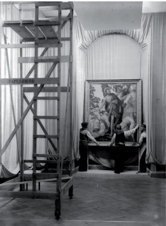 Fig. 10. “Mostra di Veronese” (1939). Operazioni di allestimento della Predica del Battista  dalla Galleria Borghese di Roma, Comune di Venezia - Archivio della Comunicazione (Foto: 