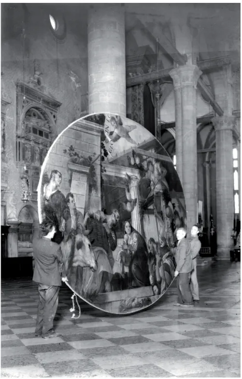 Fig. 12. “Mostra di Veronese” (1939). Operazioni di prelievo della Adorazione dei  pastori dalla chiesa dei SS