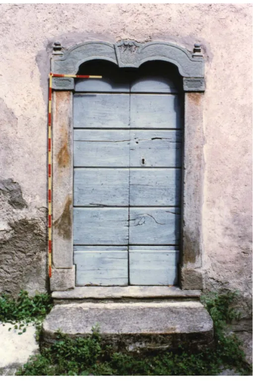 Fig. 11. Portale con curioso architrave mistilineo datato 1745, a Giuslino (Cerano d’Intelvi,  Como)