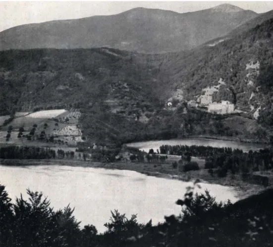 Fig. 6. Monticchio (PZ): l’istmo con i due laghi dove sono ubicati il monastero di S. Michele  e il Monastero di S