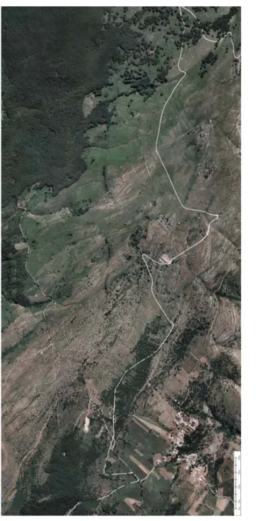 Fig. 1. Decontra, Pratedonica (PE) (ortofoto digitale, 2007): paesaggio agro-silvo-pastorale (terrazzamenti, strutture in  pietra a secco, recinti in pietra, cumuli di spietramento o “macere”)